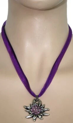 Bekleidungsgeschäft 28 German Wear, Trachtenkette Edelweiß Satin Chiffon Straßsteine Metall Tracht Kette 3,5cm Lila